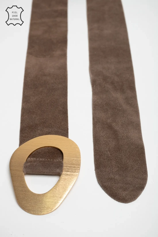 Cinturón ancho de serraje en color taupe, con hebilla metalica en color dorado. Ideal para dar un toque original a tus outfits.