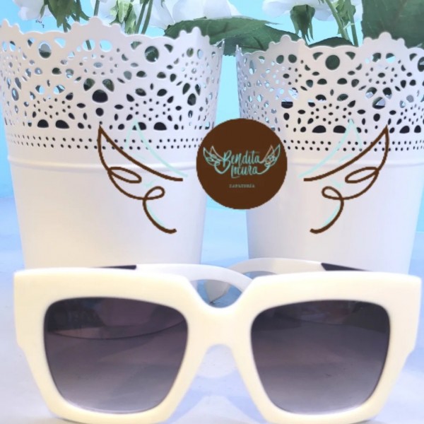 Gafas de sol polarizadas con cristales homologados. Montura blanca de pasta y patillas bicolor.