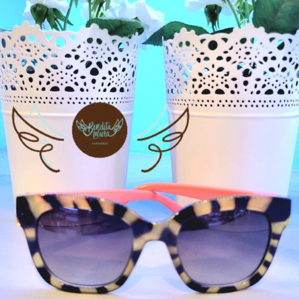Gafas con cristales polarizados homologados. Gafas de pasta con estampado print y patllas en color coral.