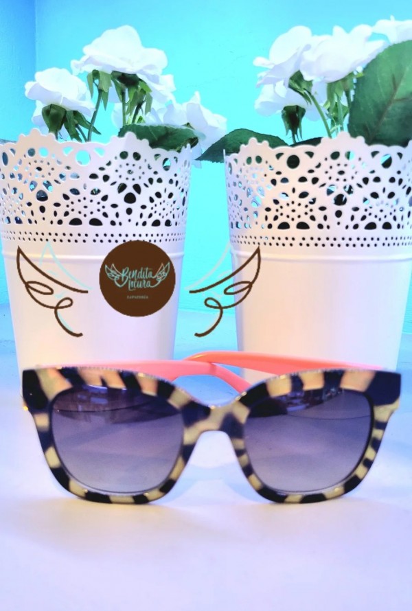 Gafas con cristales polarizados homologados. Gafas de pasta con estampado print y patllas en color coral.