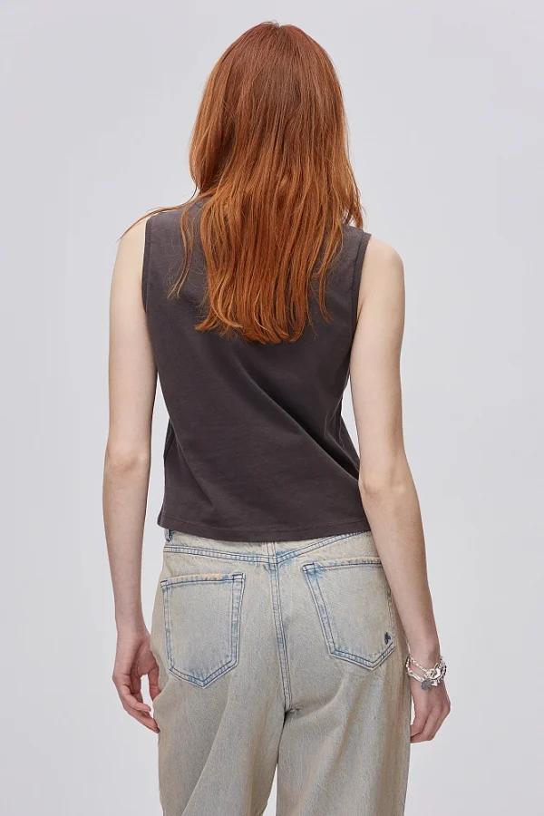 Camiseta de algodón sin mangas, con estampado y strass, tejido elástico. Cuello redondo y corte recto.