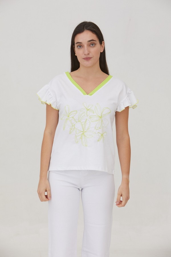 Camiseta de algodón con escote de pico y motivo floral en el centro.