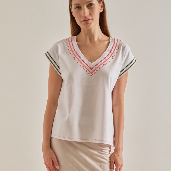 Camiseta de algodón con cuello de pico y bordado multicolor.