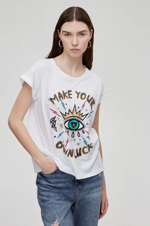 Camiseta estampada, detalles brillates y diseño de ojos. Cuello redondo y manga corta y mangas invertidas. Camiseta de algodón.