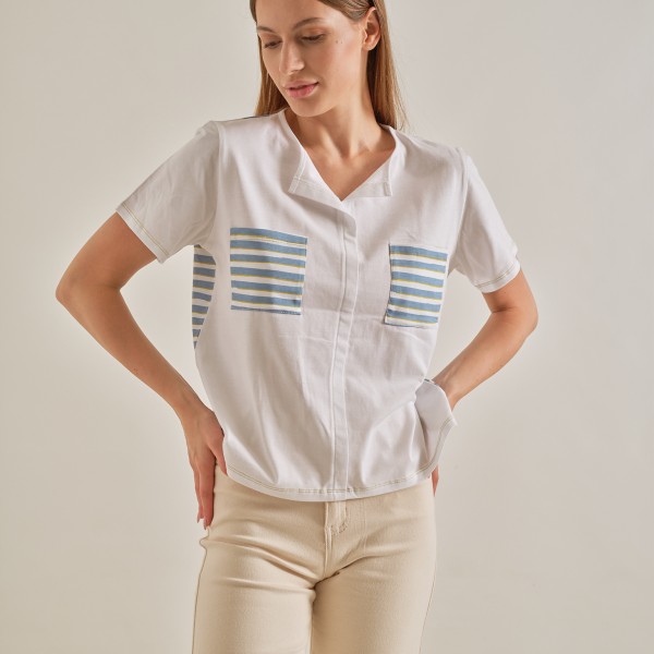 Camiseta de algodón de manga corta y con estampado de rayas en la espalda.