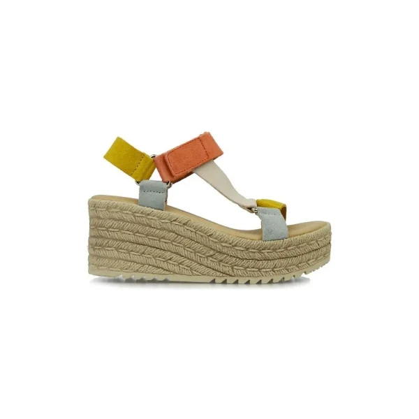 Sandalias fabricadas en piel multicolor, con cuña de 7 cm de altura y plataforma de 4 cm. Con plantilla de piel acolchada para un mayor confort. 