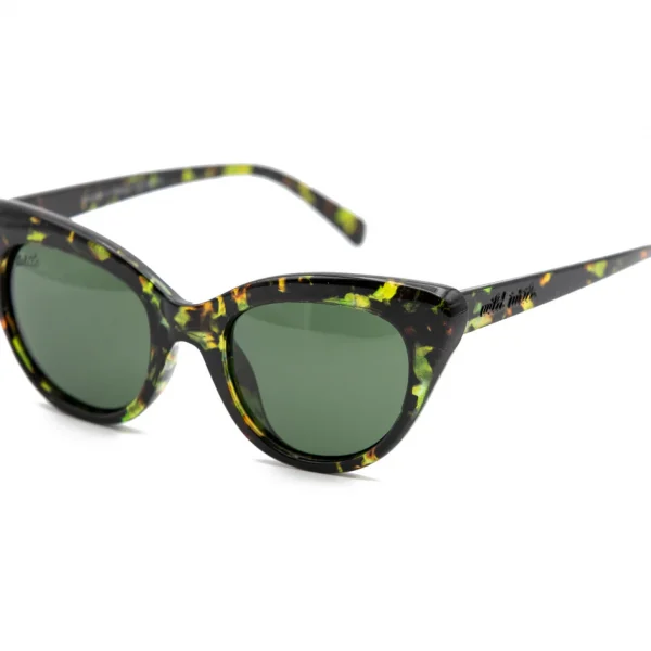Con un estilo que evoca la elegancia y la gracia de los ojos de un felino, estas gafas de sol son el accesorio perfecto para resaltar tu belleza natural.  Protección UV400 - Categoría 3  Lentes polarizadas  Recubrimiento Antiscratch  Superhidrofóbicas