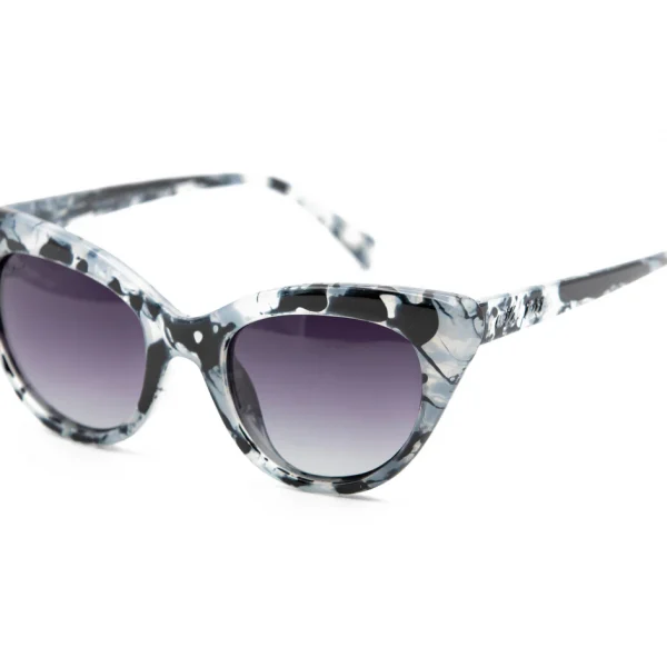 Con un estilo que evoca la elegancia y la gracia de los ojos de un felino, estas gafas de sol son el accesorio perfecto para resaltar tu belleza natural.  Protección UV400 - Categoría 3  Lentes polarizadas  Recubrimiento Antiscratch  Superhidrofóbicas