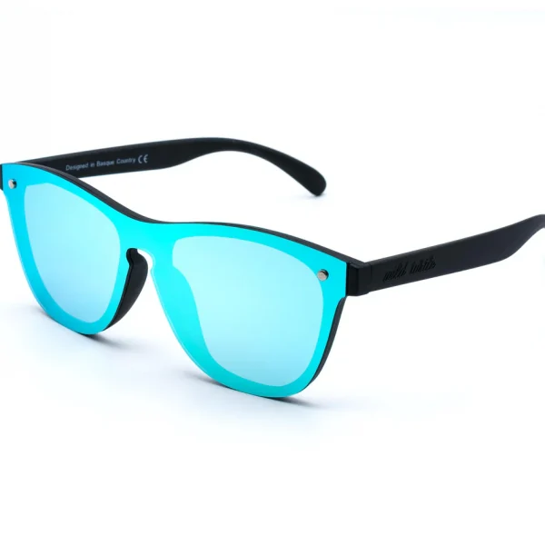 Las gafas de sol FULL LENS fusionan un estilo clásico con una lente que cubre totalmente el frontal. Ùnicas y audaces, ofrecen protección total y un look distinto.  Protección UV400 - Categoría 3  Lentes polarizadas  Recubrimiento Antiscratch  Superhidrofóbicas