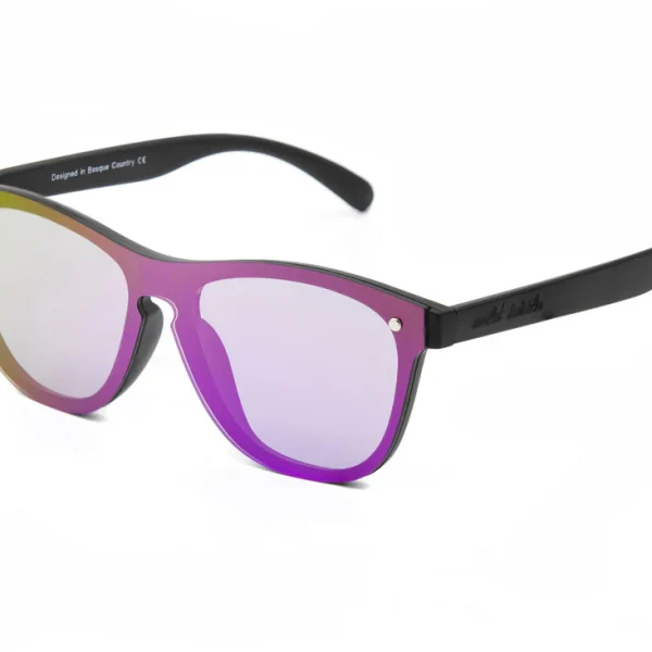 Las gafas de sol FULL LENS fusionan un estilo clásico con una lente que cubre totalmente el frontal. Ùnicas y audaces, ofrecen protección total y un look distinto.  Protección UV400 - Categoría 3  Lentes polarizadas  Recubrimiento Antiscratch  Superhidrofóbicas