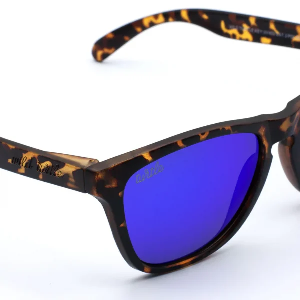 Diseñadas para aventureros urbanos y los espiritus libres, estas gafas combinan la elegancia clasica con un toque de modernidad audaz. Protección UV400 - Categoría 3  Lentes polarizadas  Recubrimiento Antiscratch  Superhidrofóbicas