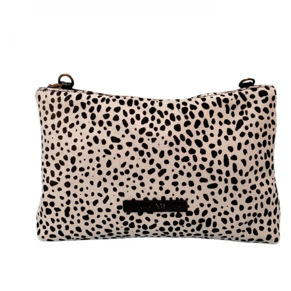 Bolso de mano estilo bandolera, combina piel metalizada con piel estampado print. Cierra en la parte superior con cremallera. Bolsillo trasero con cremallera. Amplio interior con bolsillo con cremallera. Se puede llevar como cartera de mano o con la correa ajustable regulable para llevar al hombro o estilo bandolera. Medidas: 19*30*4
