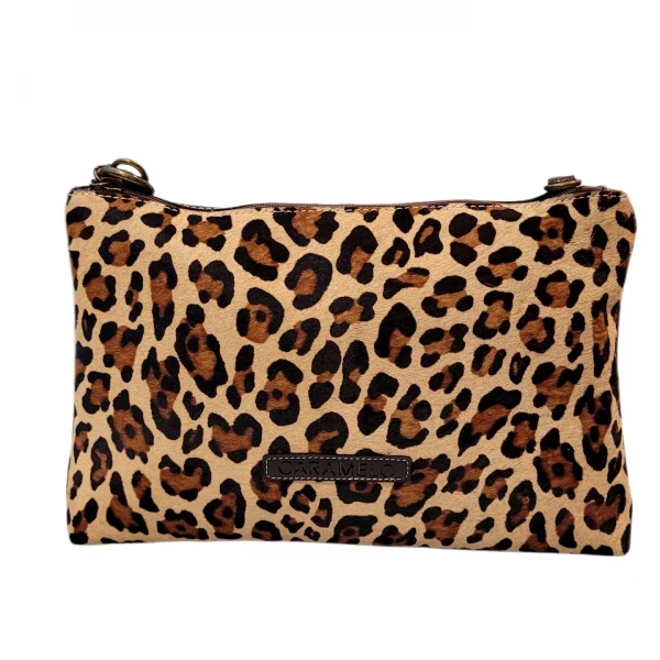 Bolso de mano estilo bandolera, combina piel metalizada con piel estampado print. Cierra en la parte superior con cremallera. Bolsillo trasero con cremallera. Amplio interior con bolsillo con cremallera. Se puede llevar como cartera de mano o con la correa ajustable regulable para llevar al hombro o estilo bandolera. Medidas: 19*30*4