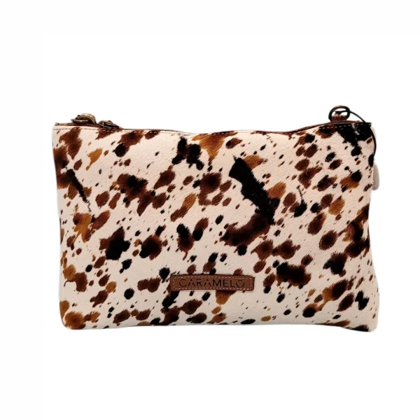 Bolso de mano estilo bandolera, combina piel metalizada con piel estampado print. Cierra en la parte superior con cremallera. Bolsillo trasero con cremallera. Amplio interior con bolsillo con cremallera. Se puede llevar como cartera de mano o con la correa ajustable regulable para llevar al hombro o estilo bandolera. Medidas: 19*30*4