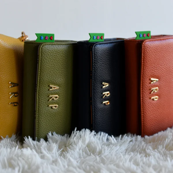 Este billetero de piel vegana combina diseño compacto con una organización perfecta para el día a día. Su formato con solapa y las iniciales ARP en el frontal le dan ese aire sofisticado y moderno que define la colección. Por dentro, sorprende con un interior de nylon estampado a contraste, y un diseño funcional que incluye compartimentos para tarjetas, billetes y un bolsillo con cremallera para monedas u objetos pequeños. Medidas: 17*11*3