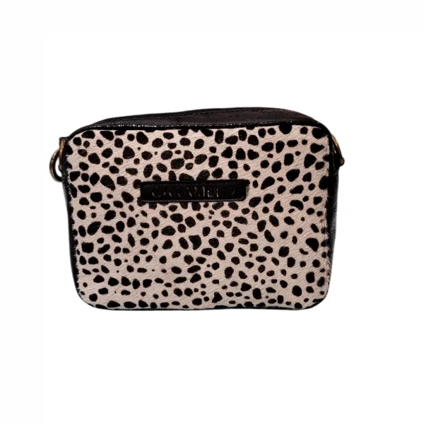 Bolso estilo chanel fabricado en piel metalizada y piel en estampado print. Cierra en la parte superior con cremallera. Cuenta con bolsillo en la parte trasera con cremallera. Amplio interior con un bolsillo con cremallera. Correa larga regulable para llevar al hombro o estilo bandolera. Medidas: 14*20*7