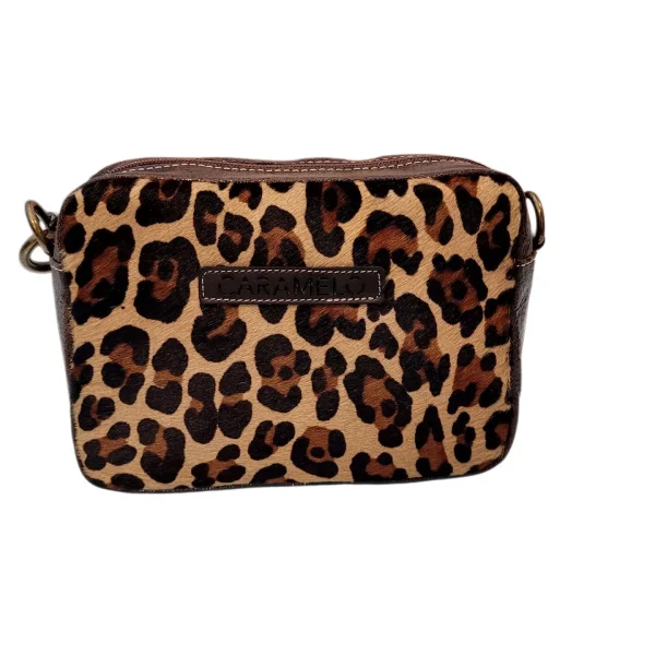 Bolso estilo chanel fabricado en piel metalizada y piel en estampado print. Cierra en la parte superior con cremallera. Cuenta con bolsillo en la parte trasera con cremallera. Amplio interior con un bolsillo con cremallera. Correa larga regulable para llevar al hombro o estilo bandolera. Medidas: 14*20*7