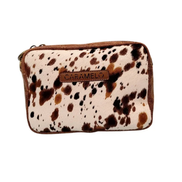 Bolso estilo chanel fabricado en piel metalizada y piel en estampado print. Cierra en la parte superior con cremallera. Cuenta con bolsillo en la parte trasera con cremallera. Amplio interior con un bolsillo con cremallera. Correa larga regulable para llevar al hombro o estilo bandolera. Medidas: 14*20*7