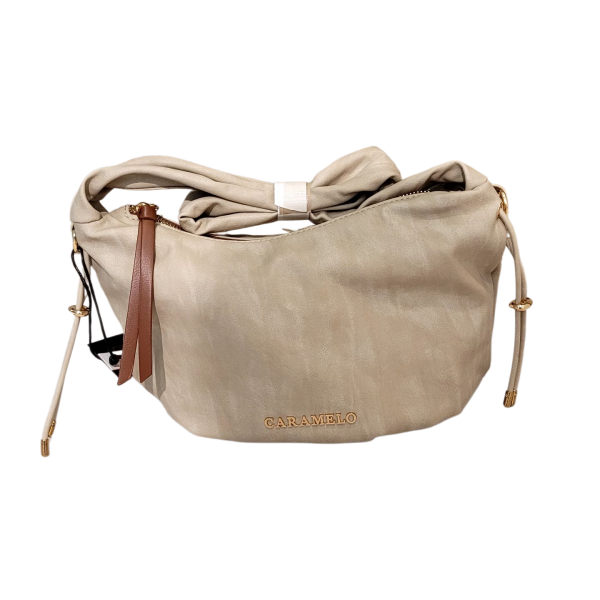 Bolso estilo gondola, con asa regulable mediante cintas laterales para alargar o recoger. Cierra mediante cremallera superior. Bolsillo trasero con cremallera. Amplio interior con varios bolsillos uno de ellos con cremallera. Medidas:18*30*7