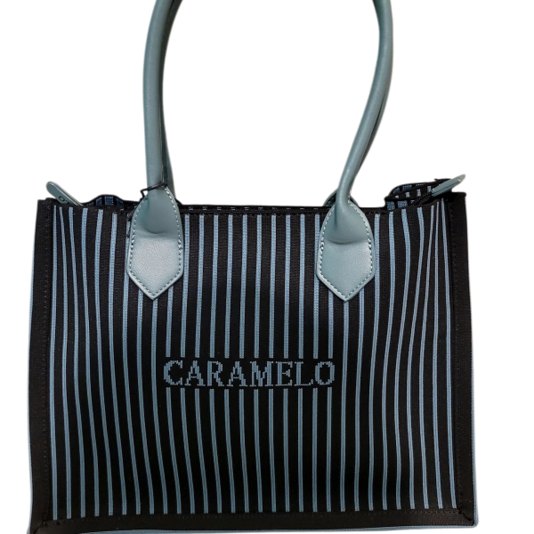 Bolso Caramelo color negro de franjas en color verde. Cierre de cremallera y doble asa de hombro. Tiene un neceser a juego, de quita y pon, en el interior del bolso, con cierre de cremallera. En su frontal tiene el nombre de la marca impreso al tono. Bolso diseñado en España. Medidas: 33x13x26 cm.