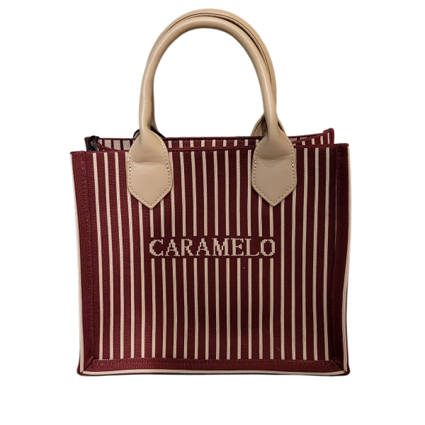 Bolso de rayas verticales , con dos asas,  y bandolera adicional. Con neceser cambia-bolsos en el interior. Exterior e interior textil. Asas, bandolera y tiradores de piel. Medidas: 26*22*12