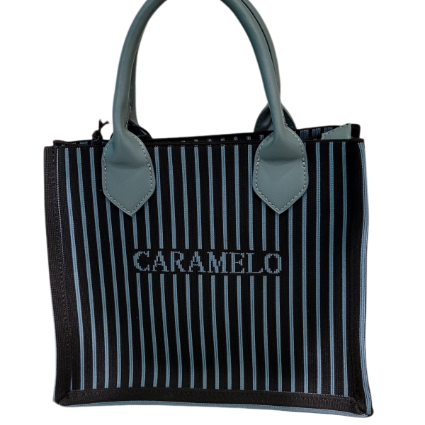 Bolso de rayas verticales , con dos asas,  y bandolera adicional. Con neceser cambia-bolsos en el interior. Exterior e interior textil. Asas, bandolera y tiradores de piel. Medidas: 26*22*12