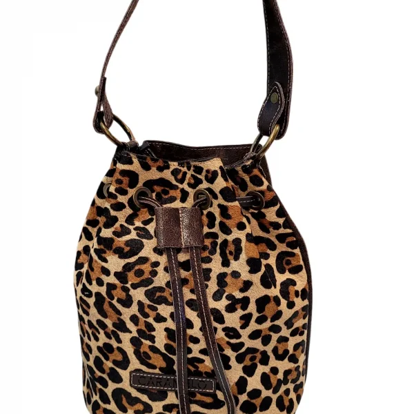 Bombonera fabricada en piel metalizada y piel con estampado print. Cuenta con asa corta para darle un toque sofisticado y además una correa ajustable que te permite llevarla como bandolera. Bolsillo en la parte trasera con cremallera. Amplio interior que cuenta con varios bolsillos, uno de ellos con cremallera. Medidas: 23*28*9