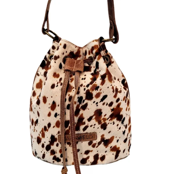 Bombonera fabricada en piel metalizada y piel con estampado print. Cuenta con asa corta para darle un toque sofisticado y además una correa ajustable que te permite llevarla como bandolera. Bolsillo en la parte trasera con cremallera. Amplio interior que cuenta con varios bolsillos, uno de ellos con cremallera. Medidas: 23*28*9