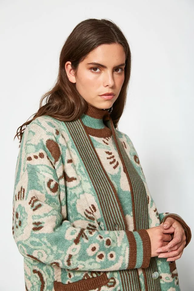 Chaqueta de punto estampada. Cierre con botones delanteros.