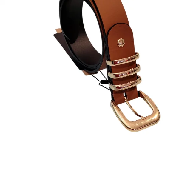 Cinturon fabricado en piel, con hebilla en dorado.