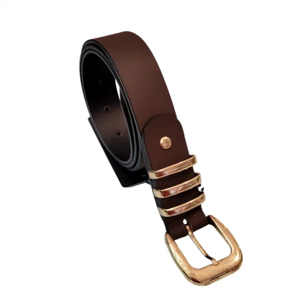 Cinturon fabricado en piel, con hebilla en dorado.