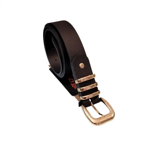 Cinturon fabricado en piel, con hebilla en dorado.