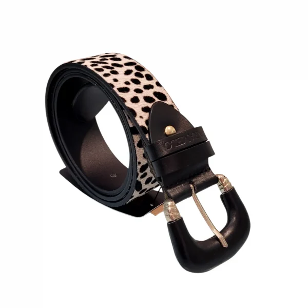 Cinturón fabricado en piel con piel estampada en print, correa ancha y hebilla en piel al tono.