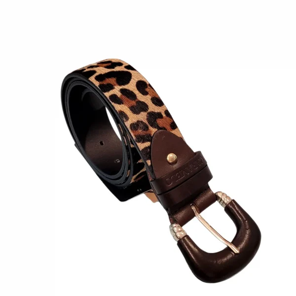 Cinturón fabricado en piel con piel estampada en print, correa ancha y hebilla en piel al tono.