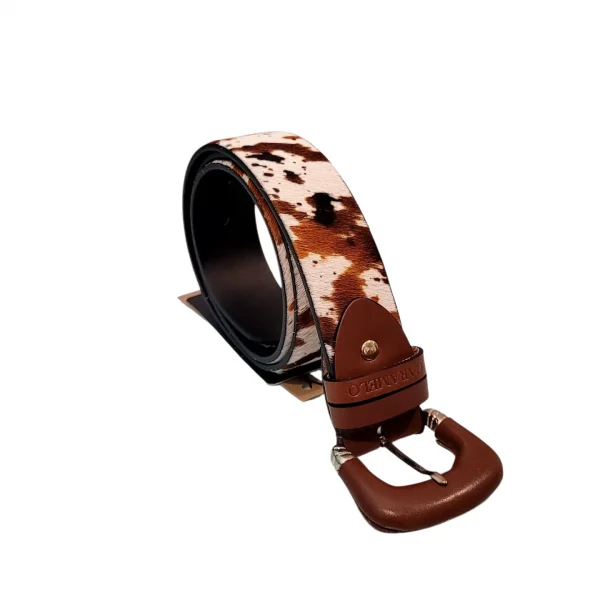 Cinturón fabricado en piel con piel estampada en print, correa ancha y hebilla en piel al tono.