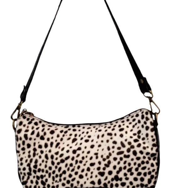 Bolso formato góndola que combina piel metalizada con piel estampado en print que le dan un toque de contraste y un estilo único. Cierra con cremallera superior y amplio interior que cuenta con un bolsillo con cremallera. Bolsillo en la parte trasera con cremallera. Cuenta con dos correas, una para llevar al hombro y otra para llevar de bandolera. Medidas: 25*13*8