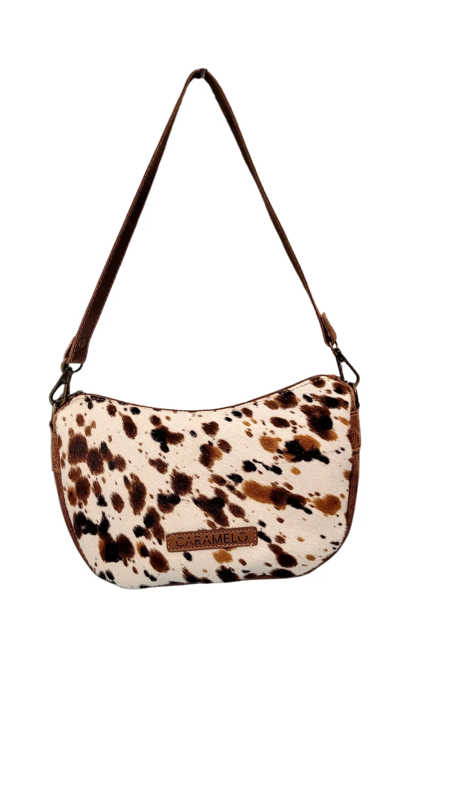 Bolso formato góndola que combina piel metalizada con piel estampado en print que le dan un toque de contraste y un estilo único. Cierra con cremallera superior y amplio interior que cuenta con un bolsillo con cremallera. Bolsillo en la parte trasera con cremallera. Cuenta con dos correas, una para llevar al hombro y otra para llevar de bandolera.  Medidas: 25*13*8