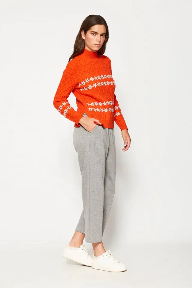 Pantalon de tiro medio en lavado gris. Diseño push up que realza la figura. Su corte flare añade un toque de estilo recto.