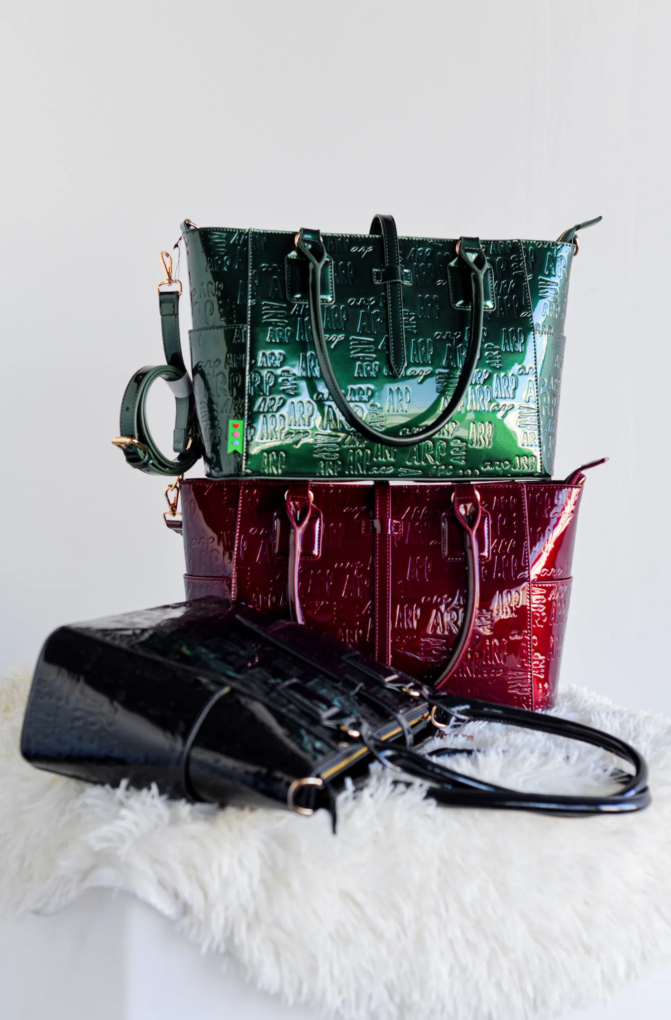 PORTADA.1_5_11zon Capazo boho chic en tamaño pequeño tejido a mano. Para llevar al hombro o de mano, no lleva forro. Cierre con cremallera con fuelles de piel. Piel de vacuno tipo vaquetilla reciclada y teñida con tintes vegetales. Palma natural secada al sol y tejida a mano por expertos artesanos. Pluma de gallo en color blanco y pasamaneria en tonos dorados. Largo de asa 156 cm, ancho de asa 1 cm. Ancho 38 cm, fondo 12 cm y alto 20 cm.