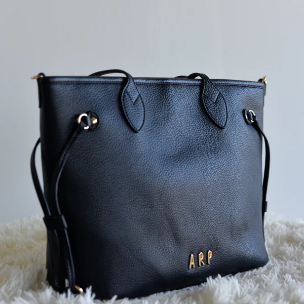 Este bolso shopper reversible de piel vegana es el fichaje perfecto para quienes buscan estilo, funcionalidad y un toque original. Un diseño 3 en 1 que se adapta a tu ritmo diario y le pone color a cualquier look.Por fuera, luce un acabado elegante y minimal en tonos lisos, y por dentro… ¡sorpresa! Se convierte en un shopper de nylon con estampado exclusivo de Agatha Ruiz de la Prada, ideal para looks más atrevidos o casuales. Dale la vuelta cuando quieras y estrena bolso nuevo al instante. Incluye un neceser interior a contraste que puedes usar por separado, y una correa larga ajustable, perfecta para llevarlo como bolso bandolera. En resumen: un bolso versátil, funcional y con mucho estilo que te resuelve el día a día con un solo gesto.