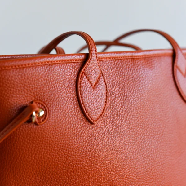 Este bolso shopper reversible de piel vegana es el fichaje perfecto para quienes buscan estilo, funcionalidad y un toque original. Un diseño 3 en 1 que se adapta a tu ritmo diario y le pone color a cualquier look.Por fuera, luce un acabado elegante y minimal en tonos lisos, y por dentro… ¡sorpresa! Se convierte en un shopper de nylon con estampado exclusivo de Agatha Ruiz de la Prada, ideal para looks más atrevidos o casuales. Dale la vuelta cuando quieras y estrena bolso nuevo al instante. Incluye un neceser interior a contraste que puedes usar por separado, y una correa larga ajustable, perfecta para llevarlo como bolso bandolera. En resumen: un bolso versátil, funcional y con mucho estilo que te resuelve el día a día con un solo gesto. Medidas: 30*25*11