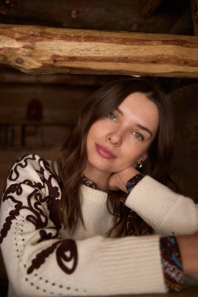 Jersey de punto de cuello redondo en tonos azules con estampado en naranja.