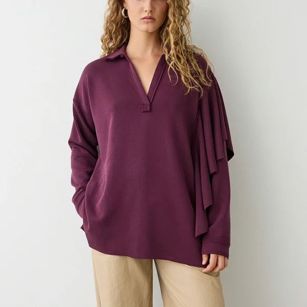 Blusa de manga larga, con cuello, escote en V, corte regular, tacto suave.