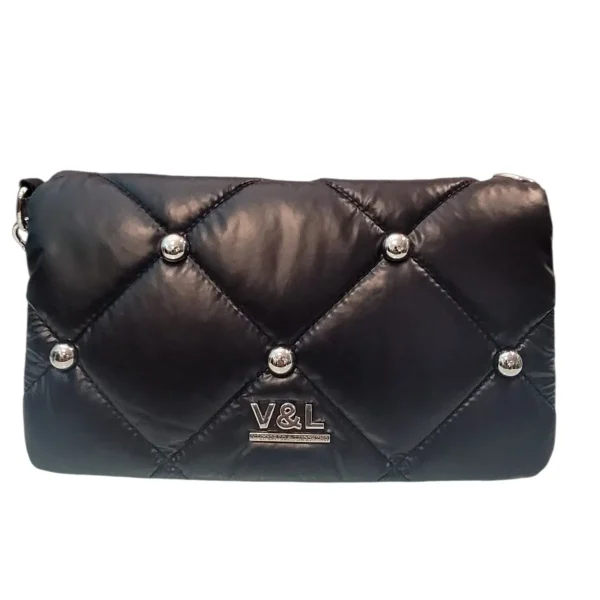 Bandolera grande, cierra con solapa y cremallera. Correa ancha para llevar al hombro. Amplio interior con varios bolsillos, uno de ellos con cremallera. Tachas plateadas en la parte delantera. Medidas: 24*15*9