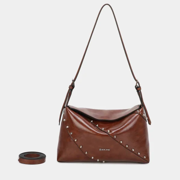 Bolso de hombro. Tiene unas tachas decorativas en la parte delantera en color nickel .Tiene 3 compartimentos en su interior, uno de ellos con cremallera, portando así mayor seguridad. Además tiene un asa en su interior para poder llevarlo como bandolera, 2 en 1. Los detalles decorativos son de color nickel. Medidas: 19*32*8