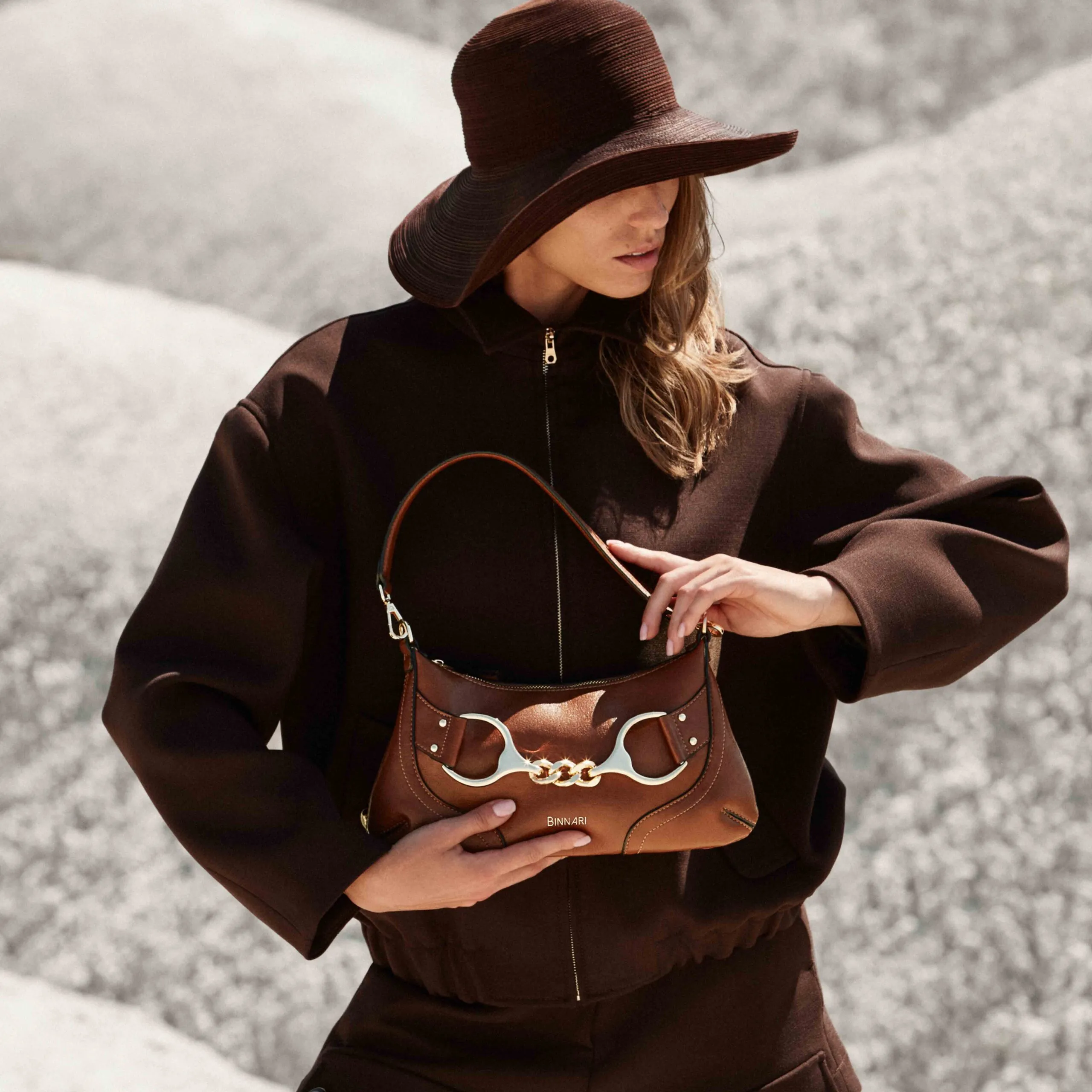 BOLSO MINI FANNY CUERO_11_11zon Bolso muy práctico que se puede llevar tanto como hombro como bandolera, ya que lleva un asa extra en su interior. Los detalles metálicos son de color oro claro . Medidas: 17*33*2