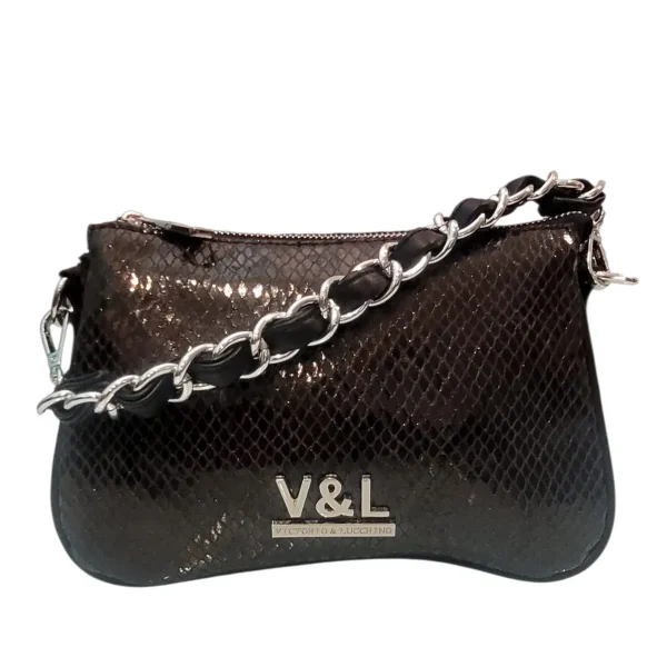 Pequeña pero poderosa. Esta bandolera mini es el accesorio perfecto para dar un toque sofisticado a cualquier look, sin cargar de más .Su diseño compacto incluye una cremallera superior para mantener todo bajo control, mientras que la correa combina eslabones dorados con una pieza de charol en el hombro, logrando el equilibrio ideal entre elegancia y comodidad.