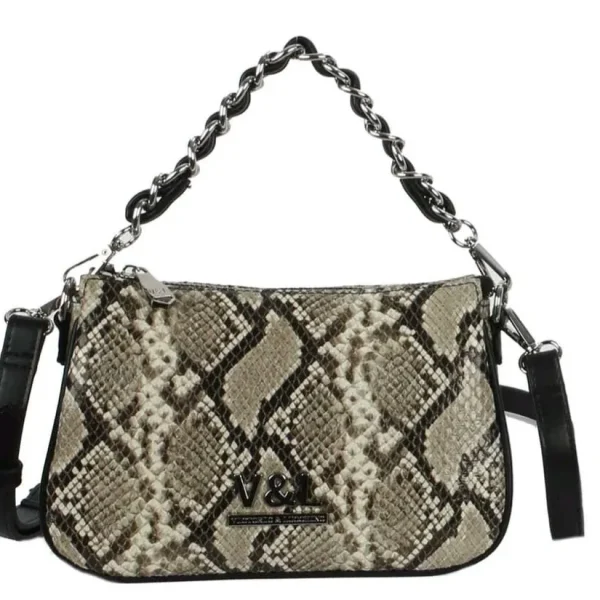 Pequeña pero poderosa. Esta bandolera mini es el accesorio perfecto para dar un toque sofisticado a cualquier look, sin cargar de más .Su diseño compacto incluye una cremallera superior para mantener todo bajo control, mientras que la correa combina eslabones dorados con una pieza de charol en el hombro, logrando el equilibrio ideal entre elegancia y comodidad.