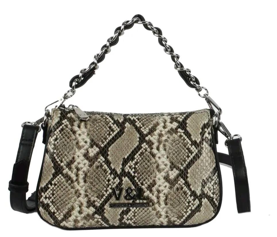 BOLSO ROCCI SERPIENTE_8_11zon Pequeña pero poderosa. Esta bandolera mini es el accesorio perfecto para dar un toque sofisticado a cualquier look, sin cargar de más .Su diseño compacto incluye una cremallera superior para mantener todo bajo control, mientras que la correa combina eslabones dorados con una pieza de charol en el hombro, logrando el equilibrio ideal entre elegancia y comodidad.