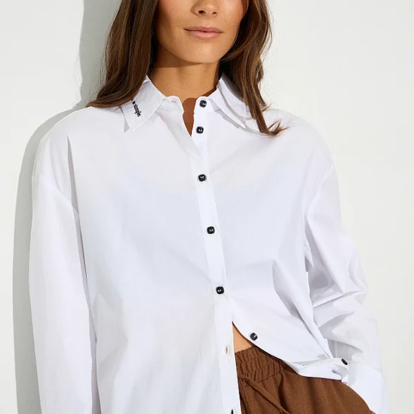 Camisa de manga larga de algodón, con detalle bordado en el collar, cierre de botones, detalle bordado en la parte de atrás, corte holgado.